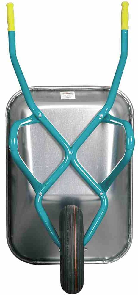 Schubkarre von oben fotografiert, blau-grüner Metallrahmen, graue Ladefläche, ein schwarzes Rad.