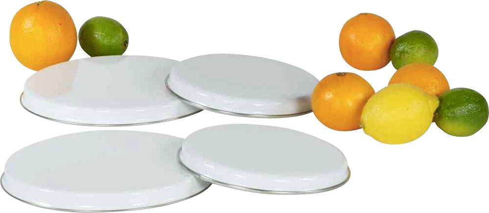 Vier runde, weiße Teller aus Metall in verschiedenen Größen, flankiert von Orangen, Limetten und einer Zitrone.