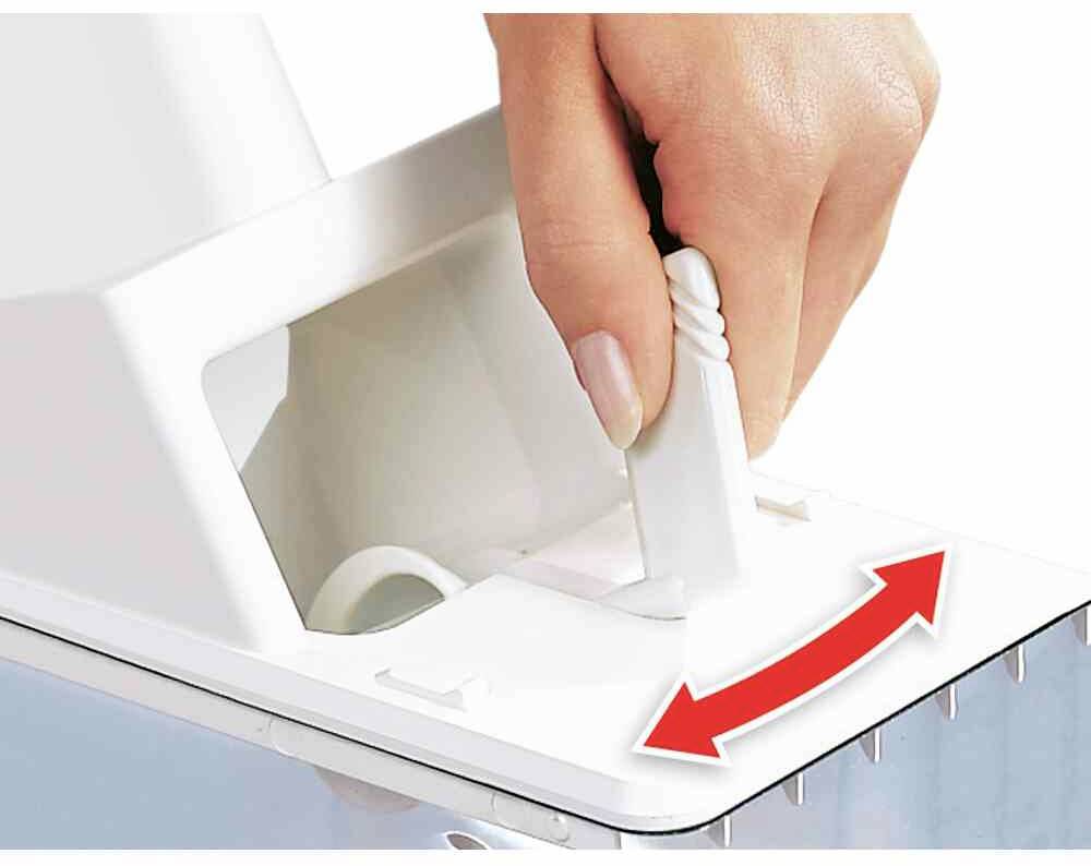 'Eine Hand zieht einen Griff nach oben, um ein Wasserbehälterfach mit einem roten Pfeil, der die Zugrichtung anzeigt, zu öffnen.'