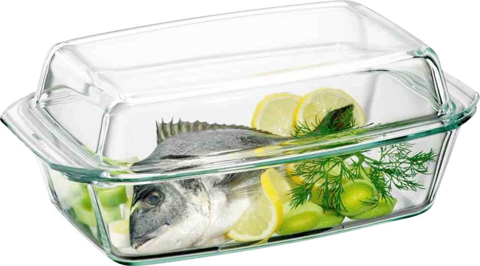 Frischer Fisch mit Zitrone und Dill in einer Glasauflaufform, bereit zum Kochen.