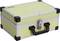 Ein kleiner, gelber Alukoffer mit schwarzem Griff und verstärkten Ecken. Er hat einen Metallschließmechanismus an der Vorderseite.