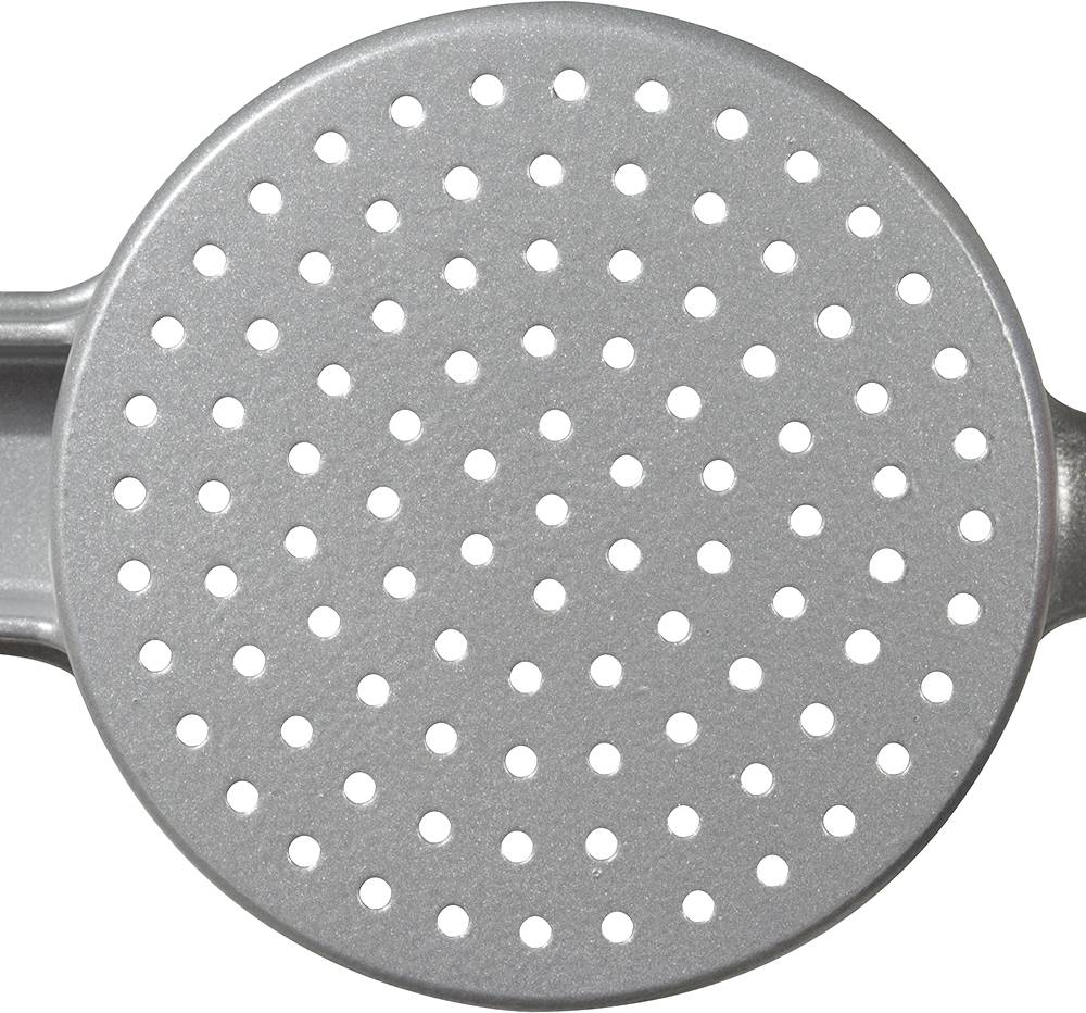 Metallsieb mit kreisförmigen Löchern, genutzt zum Abseihen von Flüssigkeiten.