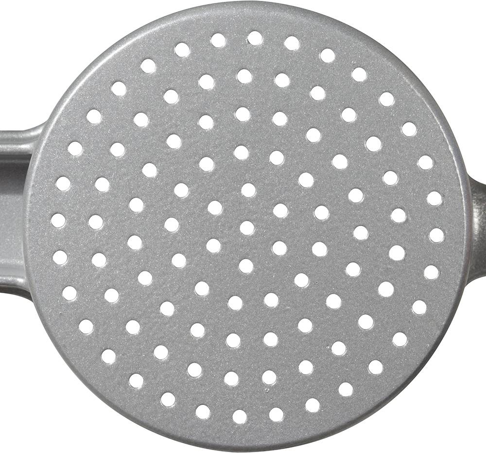 Eine silberne Kartoffelpresse mit runden Löchern.
