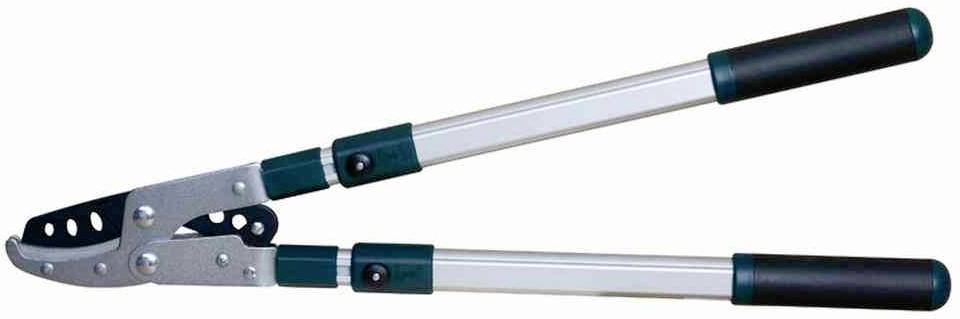 Gartenschere mit langem Griff und gezackter Klinge, verwendet zum Schneiden dicker Äste oder Sträucher.