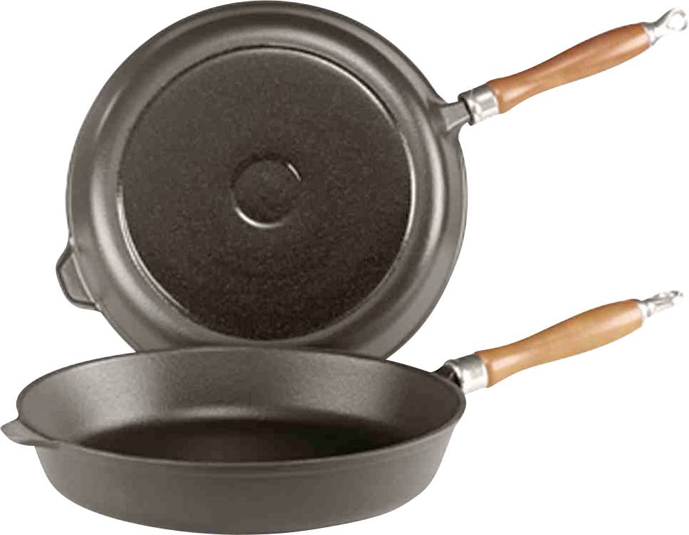 Zwei schwarze gusseiserne Pfannen mit Holzgriffen, eine liegt flach und die andere lehnt stehend an. Sie sind für das Kochen gedacht.