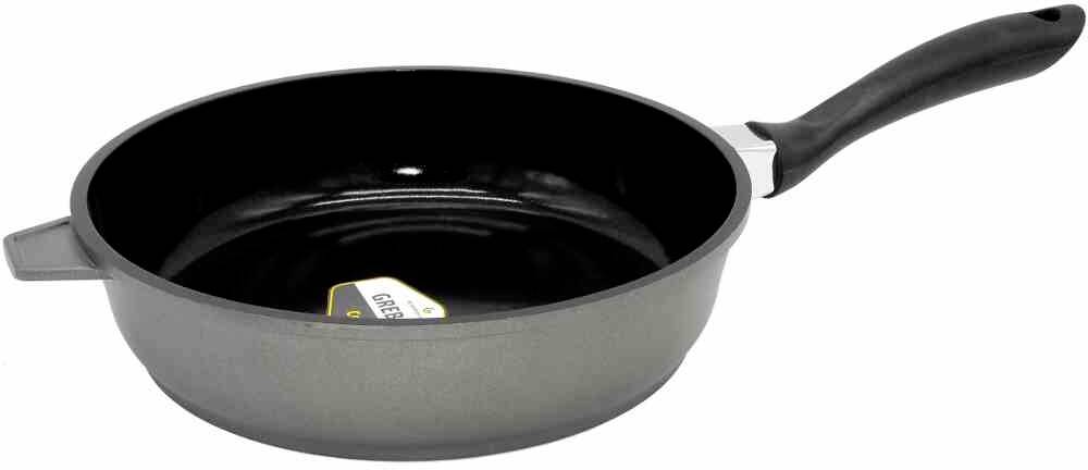 Bratpfanne mit schwarzer Antihaftbeschichtung und Griff, Aufkleber im Inneren.