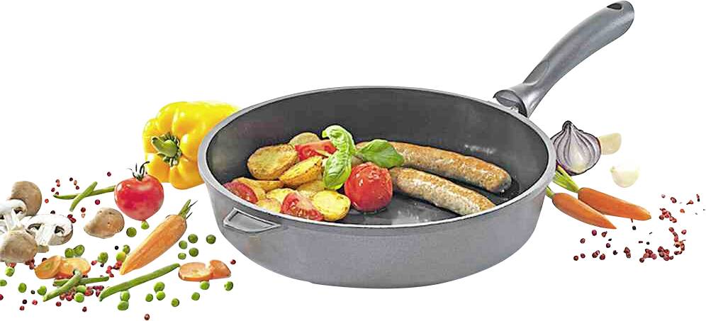 Eine Bratpfanne mit Bratkartoffeln, Würstchen und Tomaten, umgeben von Paprika, Karotten und Zwiebeln auf einem weißen Hintergrund.