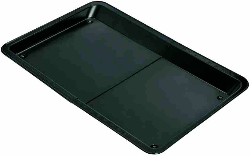 Schwarzes rechteckiges Kunststofftablett mit flachem Rand, genutzt zur Sammlung von Flüssigkeiten oder kleinen Gegenständen.