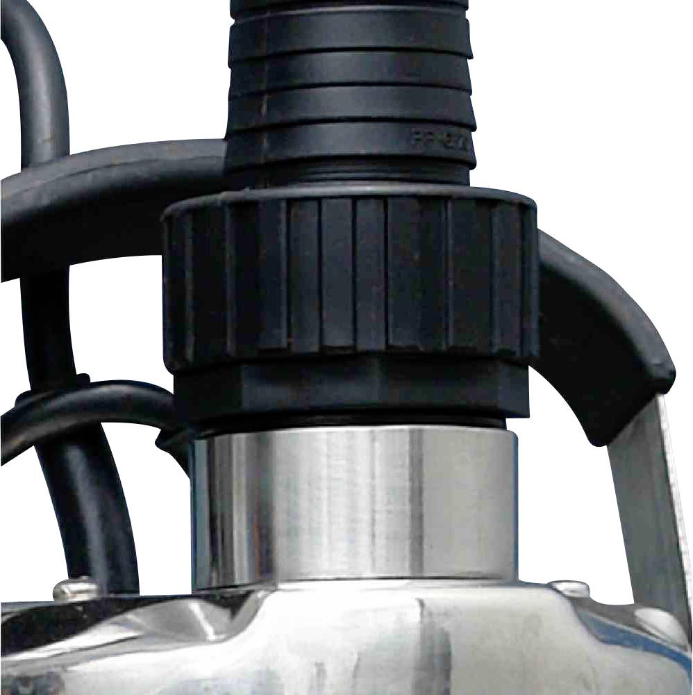 Nahaufnahme eines silbernen metallischen Geräts mit schwarzem geripptem Schlauchanschluss, der Teil einer Pumpe oder Maschine sein könnte.