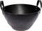 Ein großer, schwarzer Eiseneimer mit zwei Griffen, typisch für landwirtschaftliche Zwecke oder Gartenarbeit.