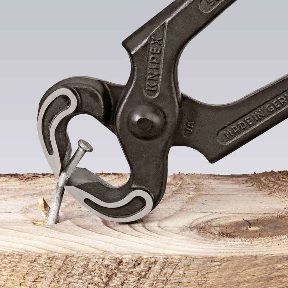 Eine Kneifzange entfernt einen herausstehenden Nagel aus einem Holzbrett. Die Zange trägt den Markennamen 'Knipex'.