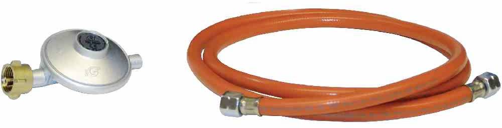 Ein Gasdruckregler und ein orangener Gasschlauch mit Metallanschlüssen, die typischerweise für Gasgrills verwendet werden.