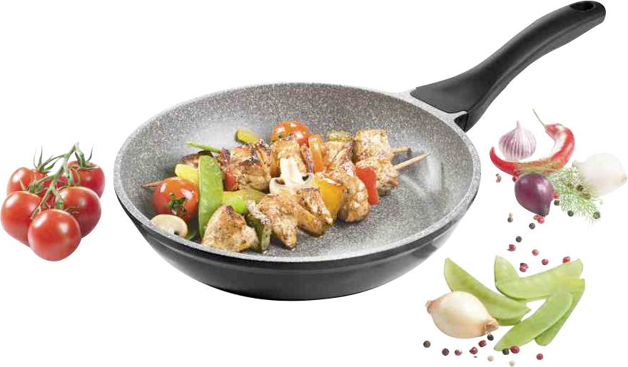 Bratpfanne mit Fleischspießen und Gemüse. Daneben liegen Tomaten, Erbsenschoten, Zwiebeln, Pilze und bunte Pfefferkörner.