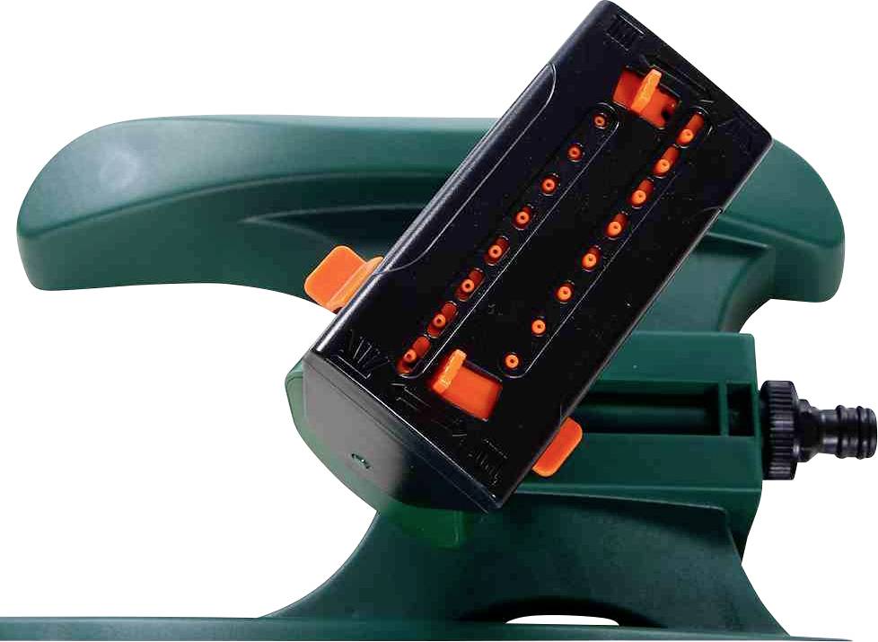 Ein grüner Rasensprenger mit einem schwarzen und orangefarbenen rotierenden Sprühkopf, der Wasser in mehrere Richtungen sprühen kann.