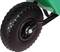 Nahaufnahme eines schwarzen Rads mit grobem Profil, montiert an einem grünen Gerät; zeigt Stabilität und Mobilität des Objekts.