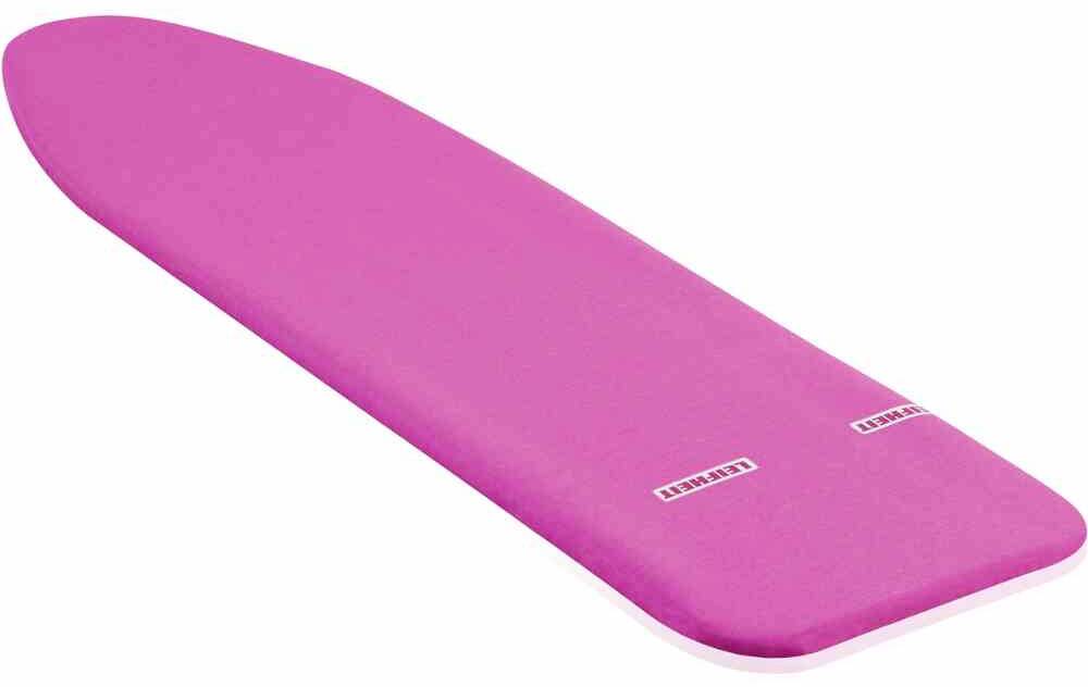 Ein pinkes Bügelbrett ohne Ständer, leicht schräg dargestellt.