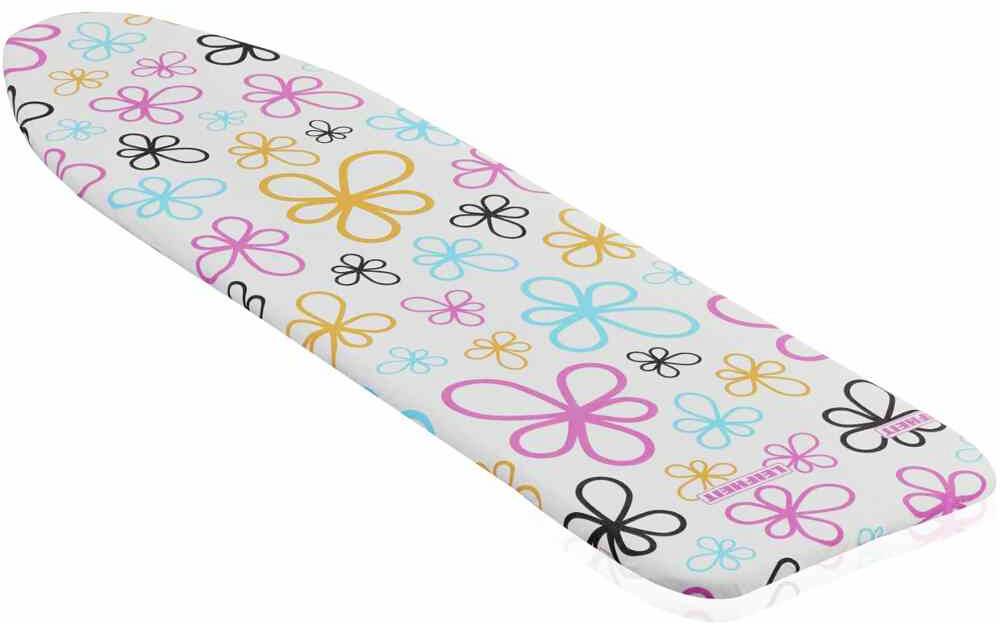 Ein Bügelbrettbezug mit buntem Blumenmuster in Rosa, Blau, Gelb und Schwarz auf weißem Hintergrund.