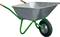 Eine Schubkarre mit grünen Griffen und einem Metallbehälter steht auf einem einzelnen schwarzen Rad.