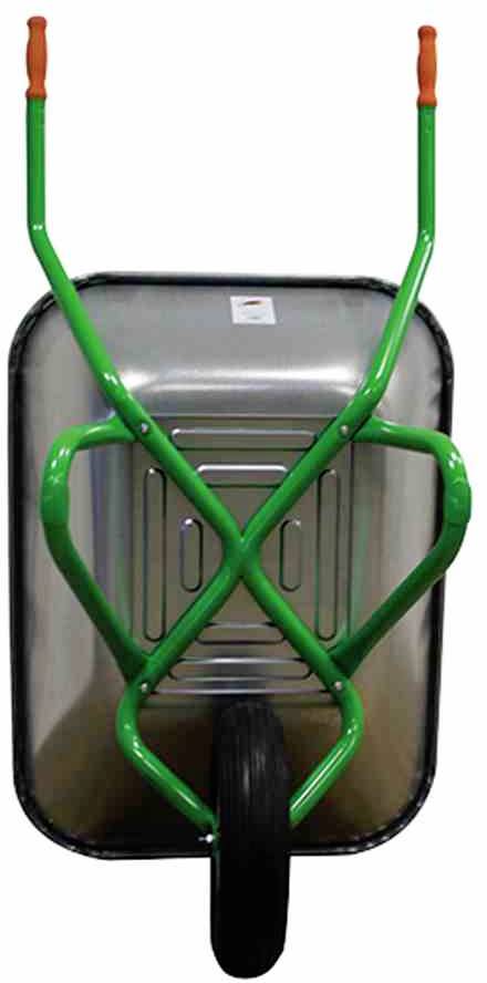 Eine grüne Schubkarre mit einem schwarzen Rad und orangefarbenen Griffen steht aufrecht. Der Körper ist aus Metall.