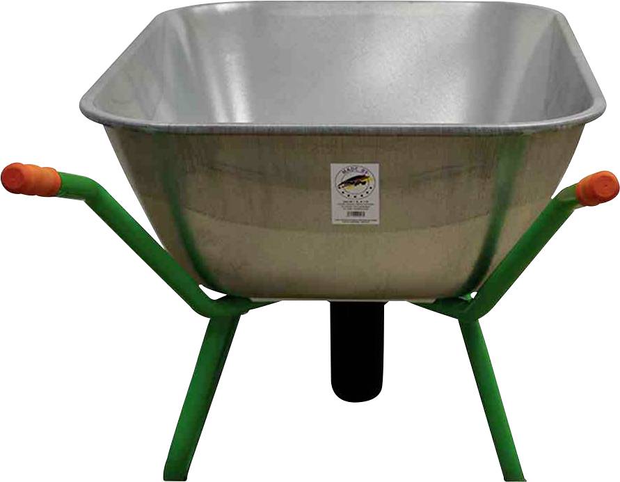 Schubkarre aus Metall mit grünen Griffen und orangefarbenen Endstücken, auf einem schwarzen Ständer stehend, für Baustellenarbeiten.