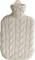 Wärmflasche mit cremefarbener Strickhülle im Zopfmuster, von oben fotografiert.