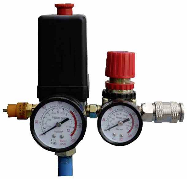 Zwei Manometer auf einem Druckregler zeigen unterschiedliche Druckwerte an. Der Regler hat einen roten Knopf zur Druckeinstellung.