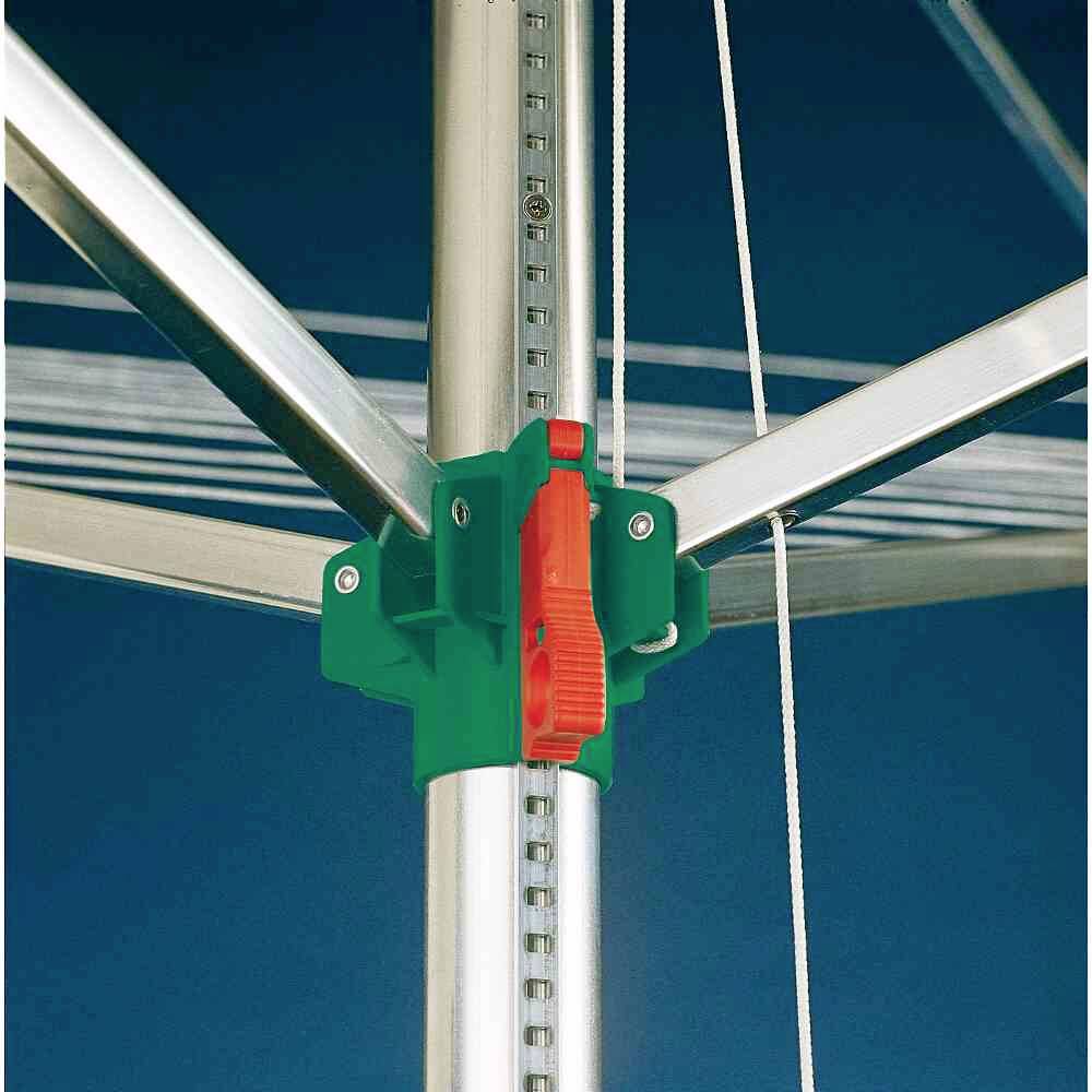 Nahaufnahme einer verstellbaren grünen und roten Klammer an einer Metallstruktur, die möglicherweise Teil eines Wäschetrockners ist.