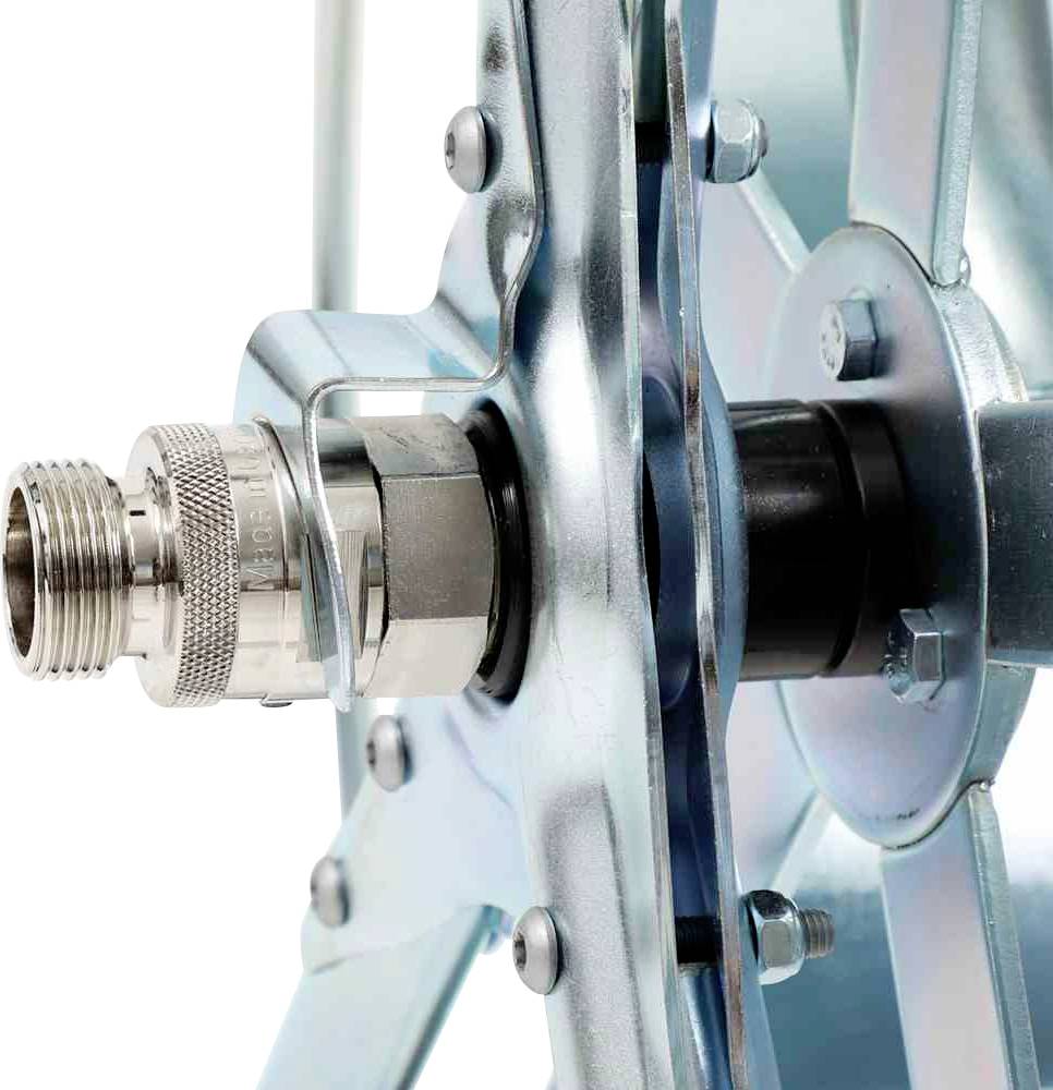 Nahaufnahme eines Metallrades mit einem Gewindeanschluss. Der Fokus liegt auf den glänzenden Oberflächen und der technischen Verbindung.