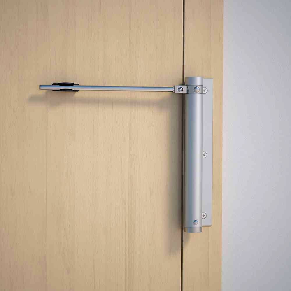 Türaufhalter aus Metall an einer Holztür befestigt. Türöffner ist flach, silberfarben, links neben der Tür angebracht.