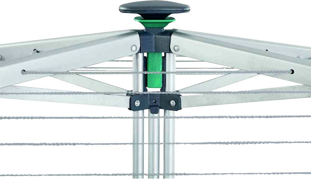 Wäschespinne mit ausziehbaren Armen und gespannten Leinen. Oben ein grüner Griff zur Bedienung.