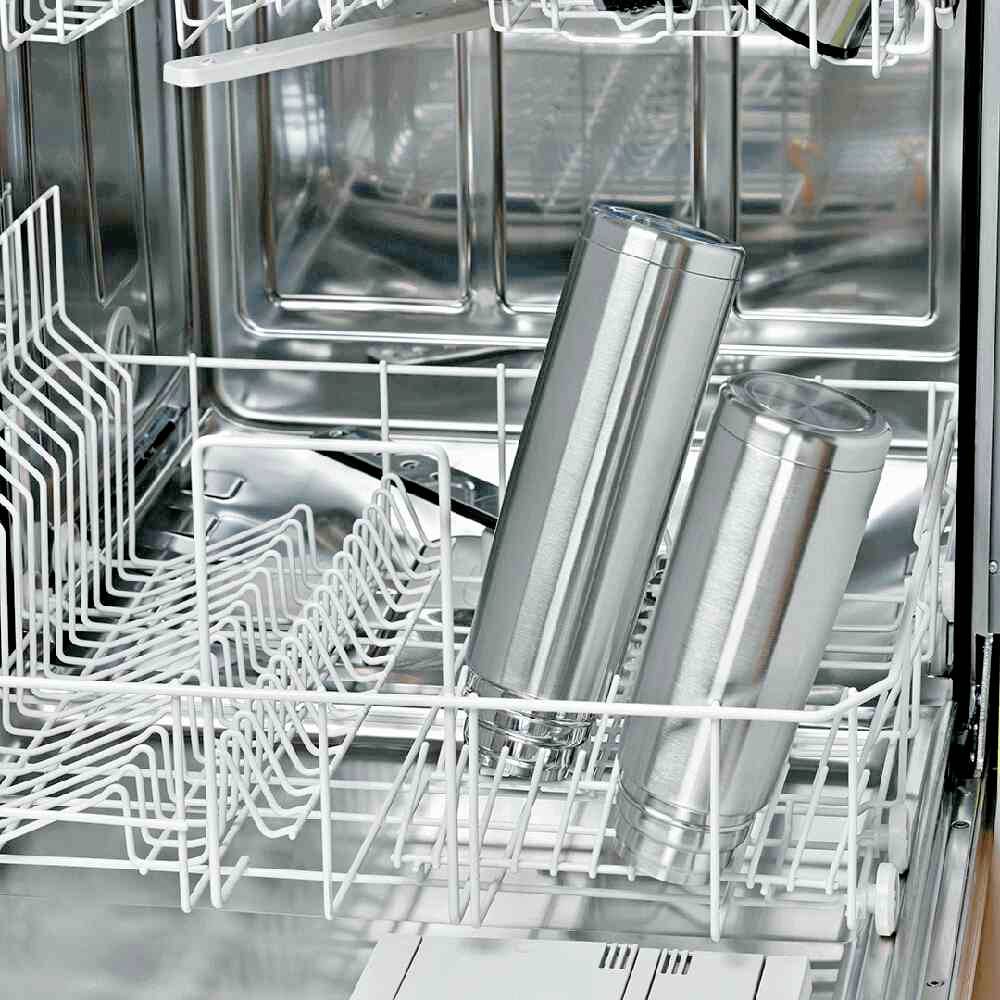 Geschirrspüler mit zwei Metallflaschen im unteren Korb, bereit zum Spülen. Oberer Korb ist leer. Reflektierende Edelstahloberfläche.