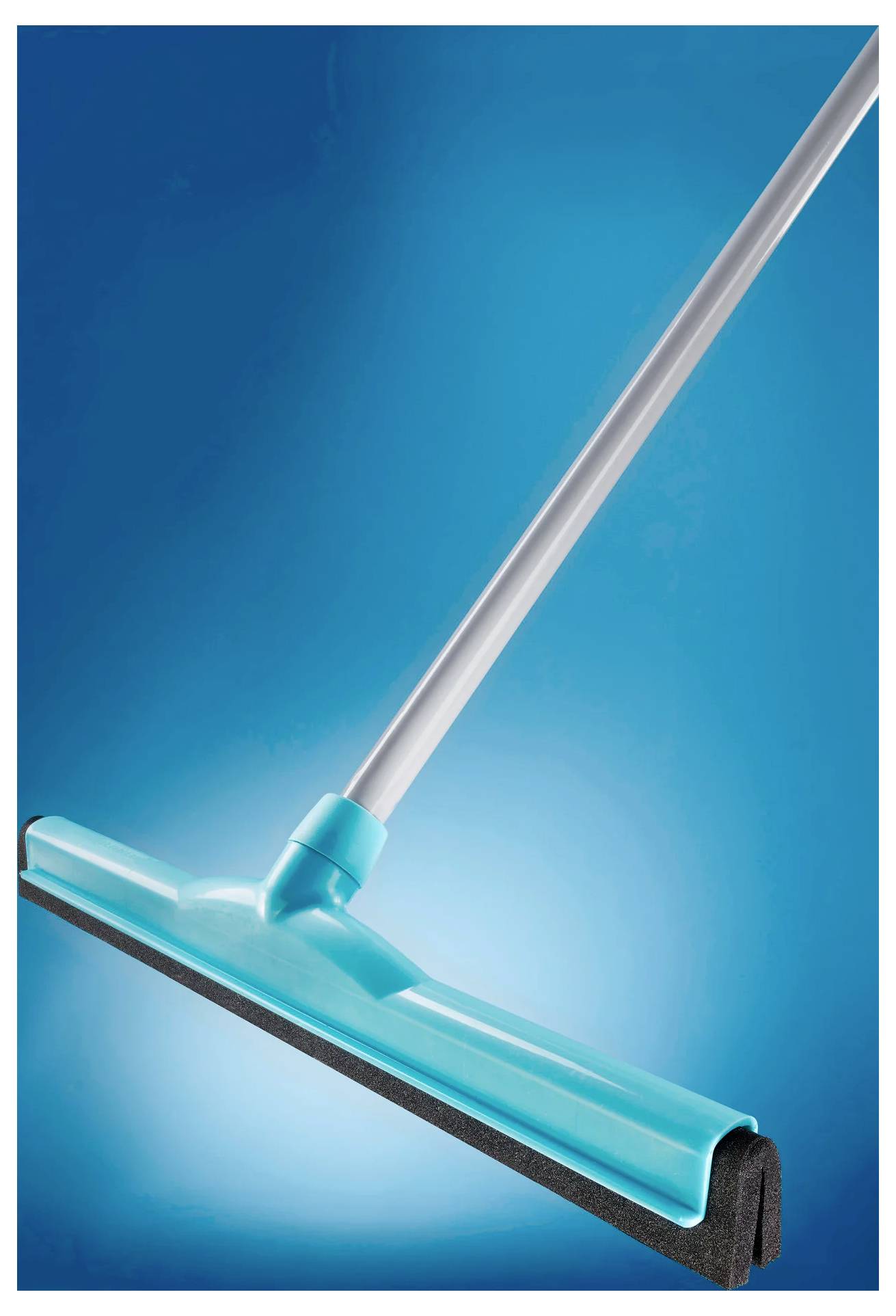 Ein blauer Bodenwischer mit langem Stiel vor einem blauen Hintergrund, diagonal angewinkelt.
