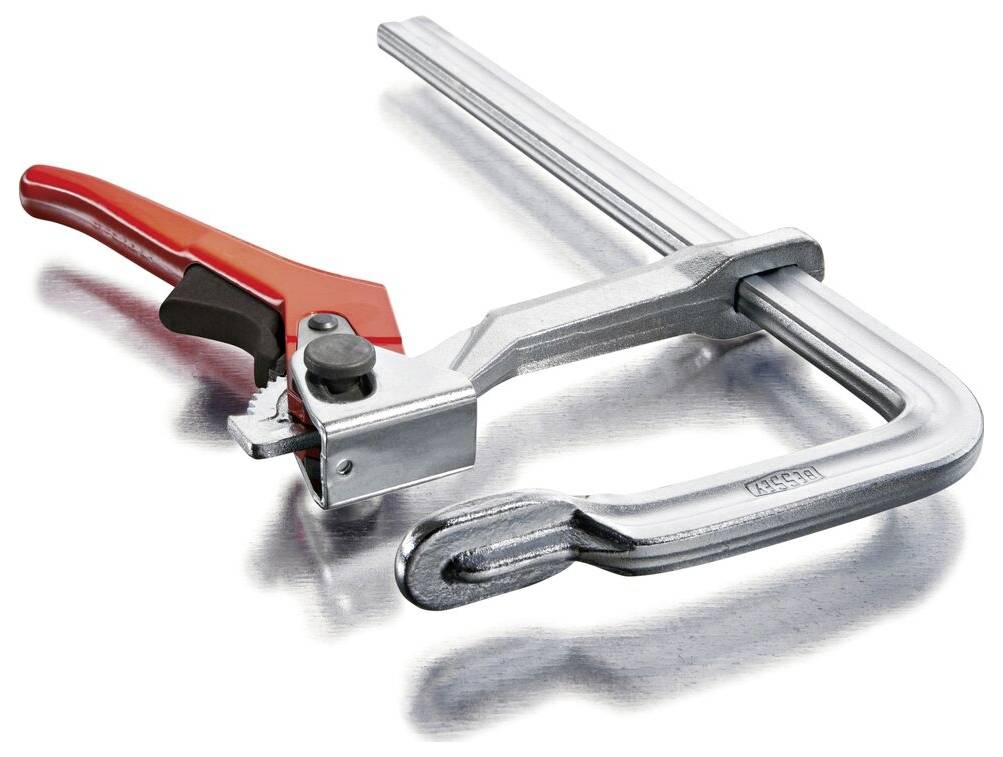 Werkzeug mit rotem Griff, eine Klemmzange, die einen Metallstab auf weißem Hintergrund hält.