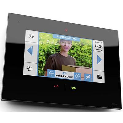 Eine Person hält ein Paket vor einer Kamera an einer Gegensprechanlage. Auf dem Display steht 'Haupteingang Cam1' mit Zeit und Datum.