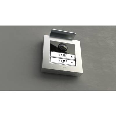 Klingelschild an einer modernen Gebäudefassade mit zwei leeren Namensfeldern unter einer Kamera.