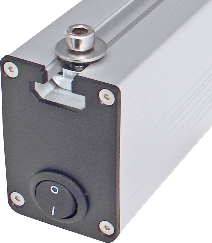 Silbernes rechteckiges Bauteil mit einem schwarzen Ein-/Ausschalter und einer Schraubverbindung oben.