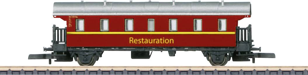 Ein roter Speisewagen mit der Aufschrift 'Restauration' auf einem Gleis, seitliche Ansicht.