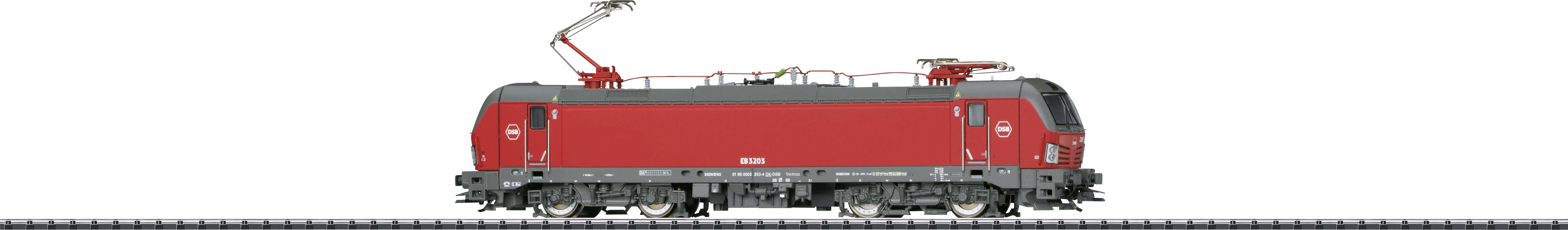 Rotes Modell einer Elektrolokomotive mit grauen Details, auf Gleisen stehend. Seitenansicht zeigt Kabelverbindungen oben.