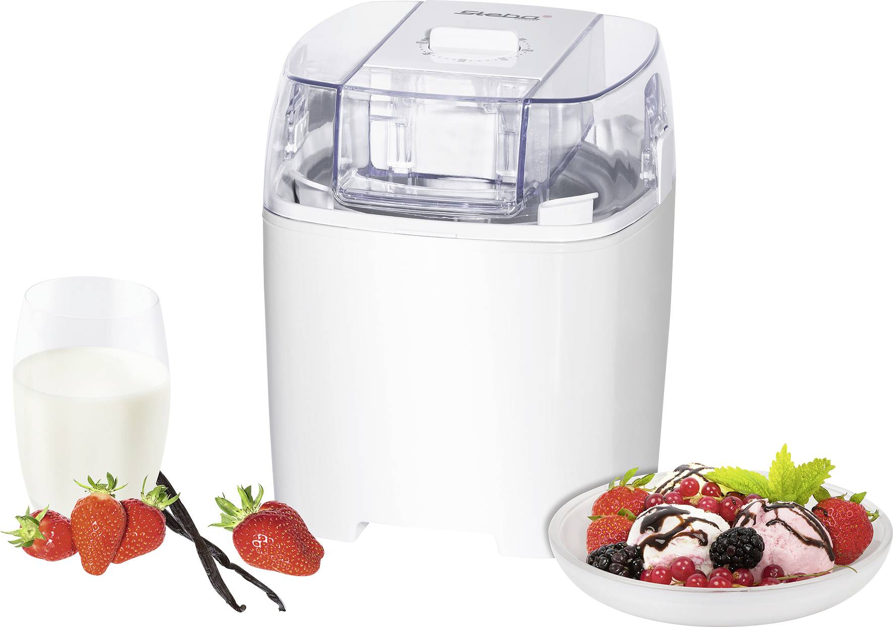 Eismaschine mit transparentem Deckel, umgeben von Zutaten: Glas Milch, Erdbeeren, Vanilleschoten und eine Schüssel Eis mit Beeren.