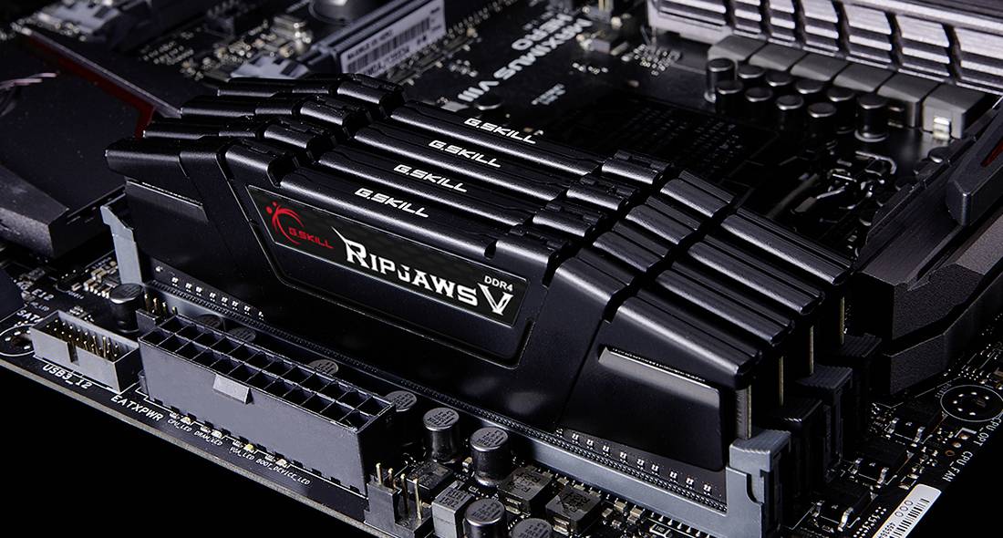 Vier schwarze RAM-Module mit dem Aufdruck 'G.SKILL Ripjaws V' sind auf einem Motherboard installiert.