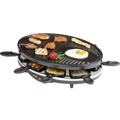 Ein Raclette-Grill mit verschiedenen Grillplatten, darauf Fleisch, Garnelen, ein Ei und Gemüse. Darunter Pfännchen mit geschmolzenem Käse.