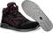 Schwarzer und roter Sportschuh mit rutschfester grauer Sohle. Geeignet für Outdoor-Aktivitäten, stilvoller und funktionaler Look.