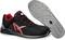 Schwarzer und roter Sneaker mit Schutzkappe, Seitengrafik und rutschfester Sohle. Ideal für Arbeitssicherheit und Komfort.
