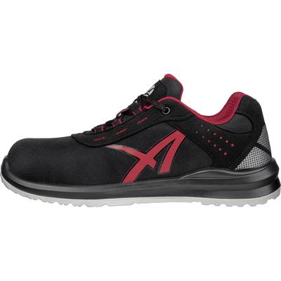 Schwarzer Sportschuh mit rotem Logo auf der Seite und roten Details. Geeignet für Freizeit und sportliche Aktivitäten.