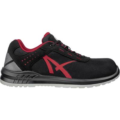 Ein schwarzer Sportschuh mit roten Akzenten und grauer Sohle. Seitlich ist ein rotes 'A'-Logo sichtbar.