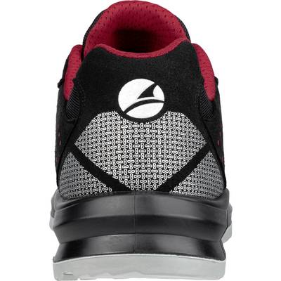 Schwarzer Sportschuh mit rotem Innenfutter und reflektierendem Muster auf der Ferse. Das Logo ist weiß und zentral positioniert.