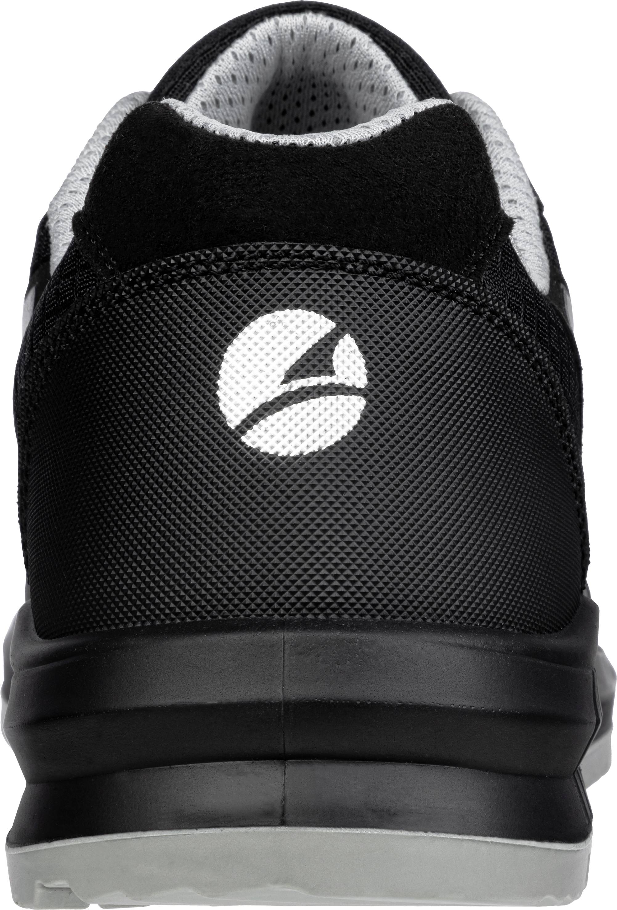 Schwarzer Sportschuh von hinten, mit grauem Innenfutter und weißem Logo auf der Ferse.