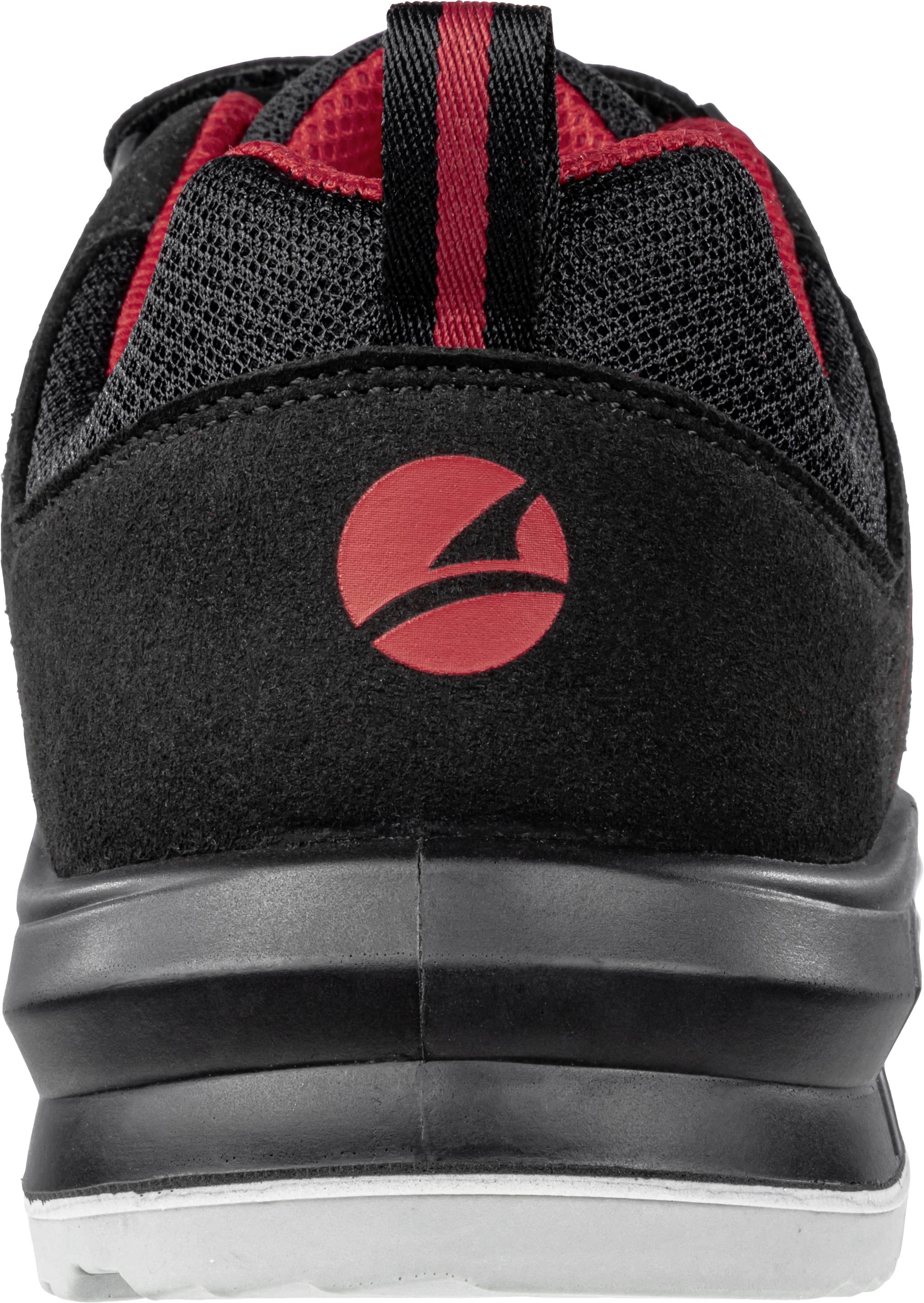 Schwarzer Sportschuh von hinten mit rotem Logo und roten Akzenten, zeigt die Fersenpartie und die dicke, griffige Sohle.