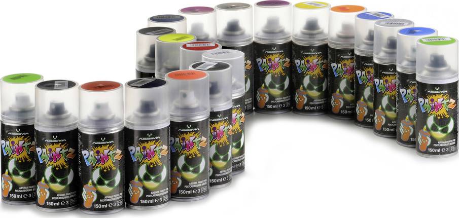 Verschiedene Farben von Sprühdosen sind in einer gebogenen Reihe angeordnet. Die Dosen haben bunte Deckel und ein auffälliges Etikett.
