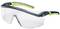 Schutzbrille mit transparenten Gläsern und grün-schwarzem Gestell, geeignet für Sicherheitsanwendungen.